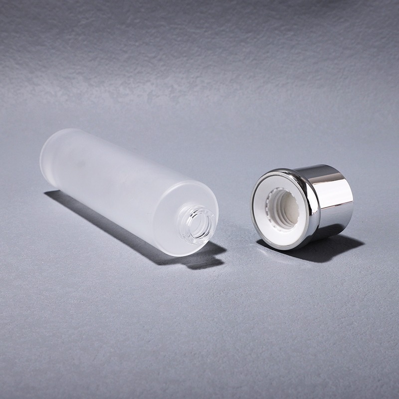 Bouteille en verre cosmétique blanche avec pompe pour emballage cosmétique