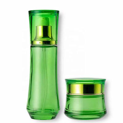 Produit de soin vert brillant dans une bouteille en verre

