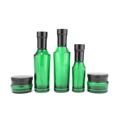 Ensemble de bouteilles en verre cosmétique vert
