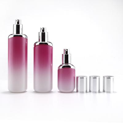 Ensembles de bouteilles/pots en verre cosmétiques de soins de la peau progressifs de couleur de luxe avec pompe à lotion argentée et couvercle
