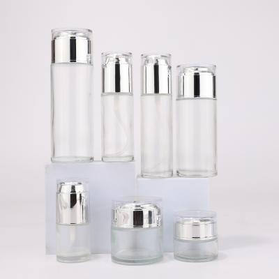 Bouteille en verre cosmétique blanche avec pompe pour emballage cosmétique
