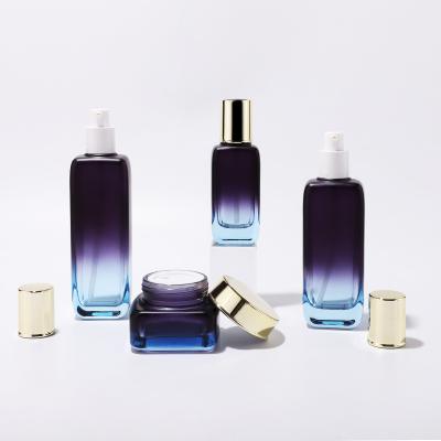 Le plus récent ensemble de bouteilles de pompe à lotion en verre carré coloré pour l'emballage cosmétique