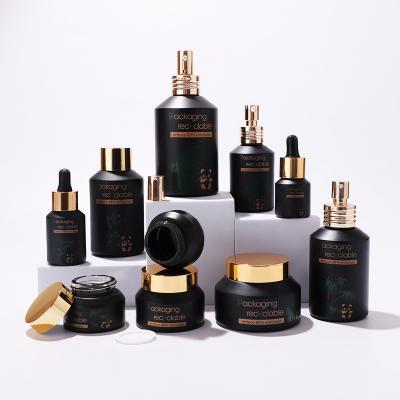 Ensemble de bouteilles en verre à épaulement incliné noir pour les soins de la peau d'emballage cosmétique