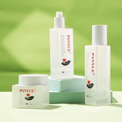 Ensemble unique de flacons de soins transparents