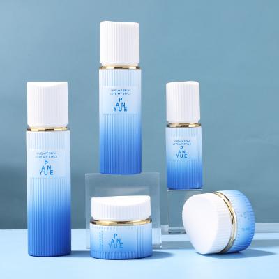 Bouteille en verre bleu à rayures verticales