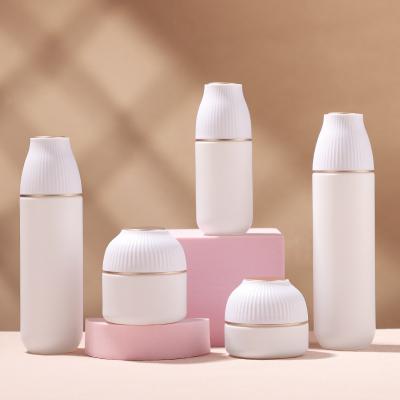 Flacon cosmétique à couvercle à rayures verticales