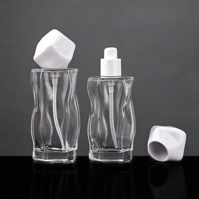 Ensemble de flacons de soins de la peau en verre ondulé irrégulier