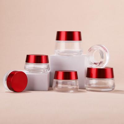 Pot cosmétique en verre à couvercle rouge