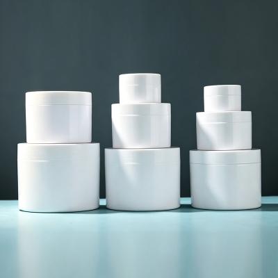 Pot cosmétique blanc à large ouverture